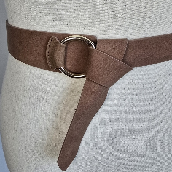 BCBGeneration New Tan Cognac O-Ring Knot Vegan Leather Statemen Belt Size M/L - Picture 2 of 11